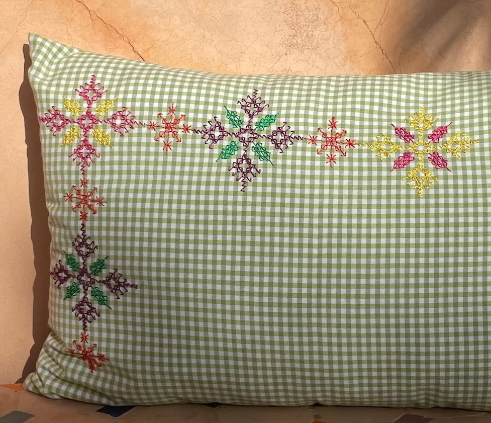 Housse de coussin brodée Itto
